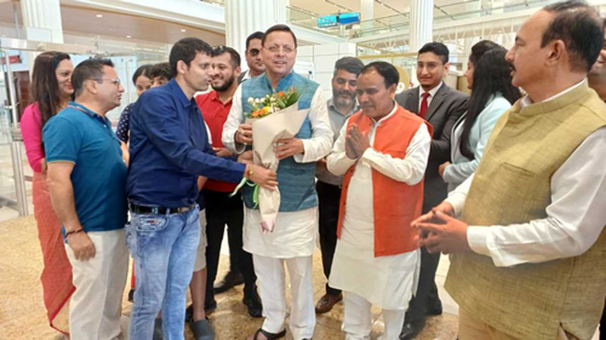 दुबई पहुंचे उत्तराखंड के मुख्यमंत्री धामी, एयरपोर्ट पर प्रवासी भारतीयों ने किया जोरदार स्वागत दुबई पहुंचे उत्तराखंड के मुख्यमंत्री धामी, एयरपोर्ट पर प्रवासी भारतीयों ने किया जोरदार स्वागत